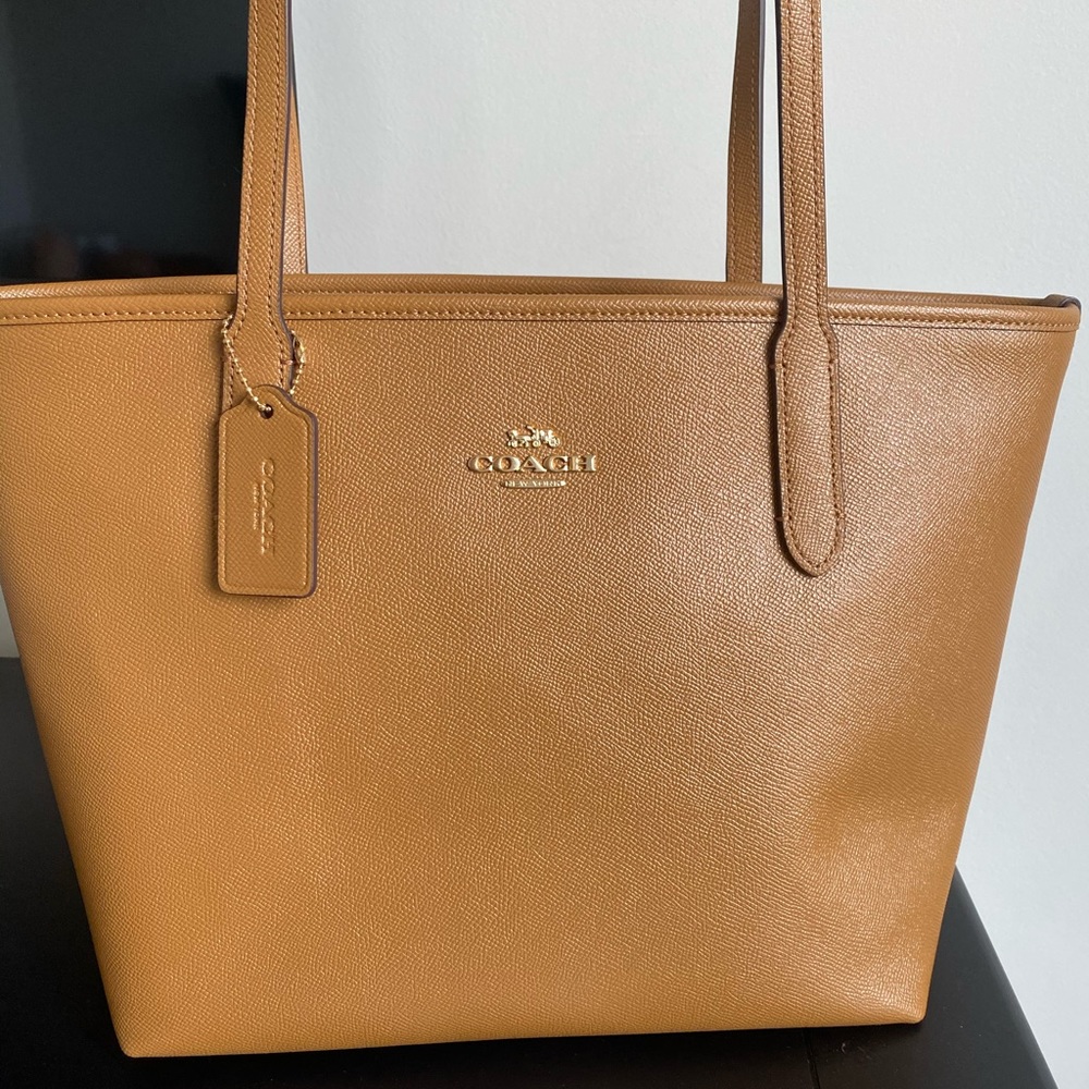 Coach tote / purse in light saddle NWT